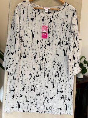 New with tags AKA New York women’s blouse in size Large.